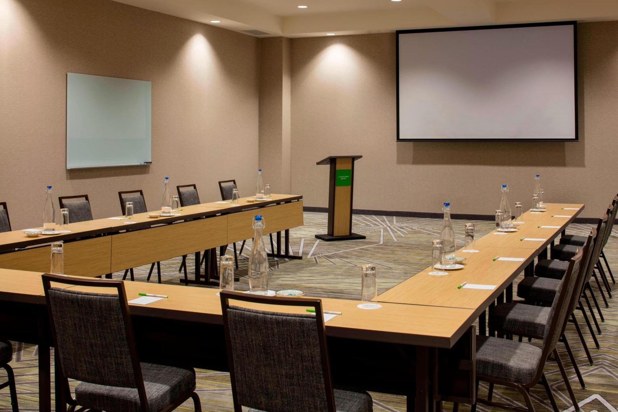 Courtyard By Marriott George Hotel